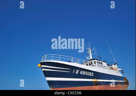 Fondo la pesca a strascico barca contro il cielo blu in Charente-Maritime, Francia Foto Stock