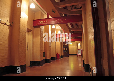 Corridoio con rossi e grandi travi di acciaio in The Churchill War Rooms museum, Churchill's bunker di guerra, Londra, Regno Unito. Foto Stock