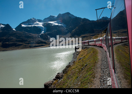 La Svizzera. Il Bernina Express, il viaggio da Coira in Svizzera a Tirano in Italia. 9-2012 Lago Bianco. Foto Stock