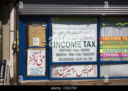 Le aziende nelle vicinanze Pakistani lungo Coney Island Ave a Brooklyn, New York. Foto Stock