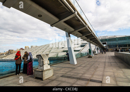 Le ragazze dello studente presso la Bibliotheca Alexandrina o nuova Biblioteca di Alessandria, Egitto. Foto Stock