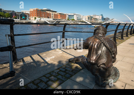 La scultura per guardafili, City Quay, Fiume Liffey, Dublino, Irlanda Foto Stock