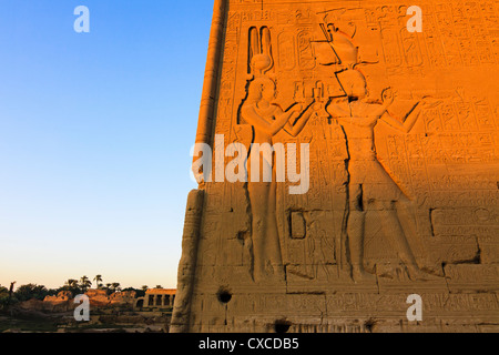 Rilievi di Cleopatra VII e Caesarion, suo figlio con Giulio Cesare, presso il tempio di Hathor a Dendera. L'Egitto. Foto Stock