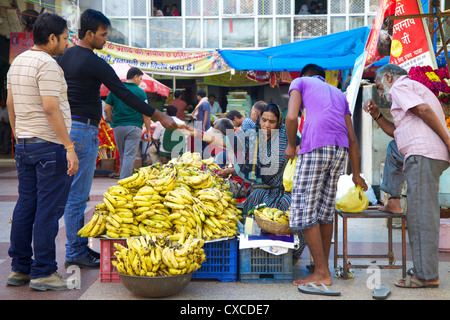 Venditore di frutta vicino a Hanuman temple di Delhi, India Foto Stock