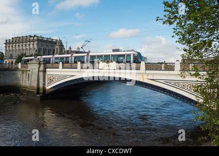 Tram LUAS sul Sean Heuston ponte sopra il fiume Liffey, Dublino, Irlanda. Foto Stock