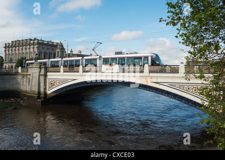 Tram LUAS sul Sean Heuston ponte sopra il fiume Liffey, Dublino, Irlanda. Foto Stock