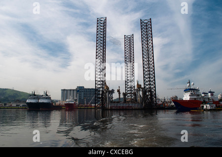 Piattaforma petrolifera nel cortile a Niteroi, Baia Guanabara, Rio de Janeiro, Brasile Foto Stock