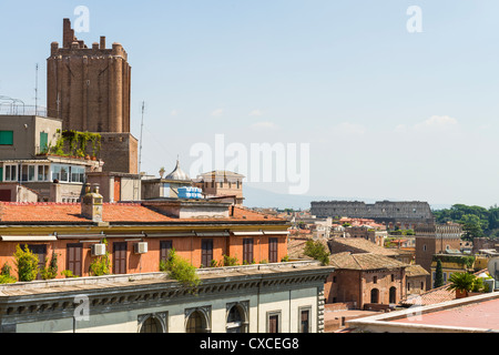 Guardando verso il Colosseo dal tetto, Roma, Roma, Italia, Italia, Europa Foto Stock