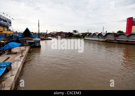 Le rive dei fiumi in Banjarmasin in Indonesia Foto Stock