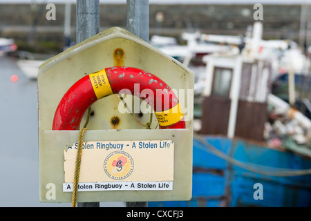 Acqua irlandese lifebelt sicurezza su Galway Coast, Repubblica di Irlanda. Foto Stock