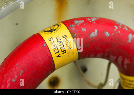 Acqua irlandese lifebelt sicurezza su Galway Coast, Repubblica di Irlanda. Foto Stock