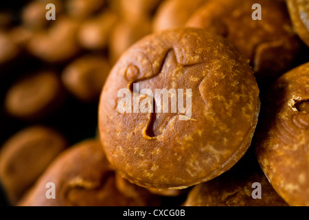 Panela arrotondati blocchi disposti a solidificare durante la lavorazione di panela in una canna da zucchero mulino nella Valle del Cauca, Colombia. Foto Stock