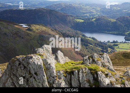 Grasmere dal vertice roccioso di pietra Arthur, Cumbria, Regno Unito Foto Stock