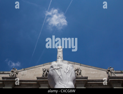 Artista, Maurizio Cattelan la controversa "L.C.V.E.' opera al di fuori della Borsa di Milano, Italia Foto Stock