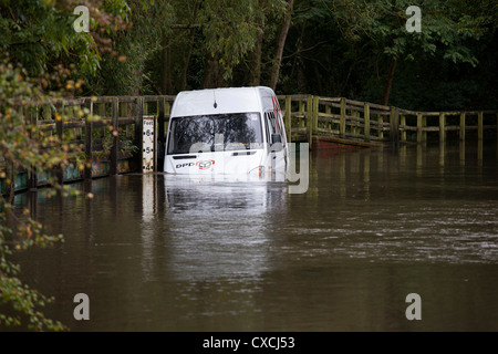 Una consegna di pacchi van è intrappolato in una Ford dopo forti piogge in Henwood Lane, Solihull, West Midlands. Foto Stock