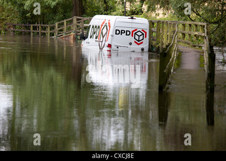 Una consegna di pacchi van è intrappolato in una Ford dopo forti piogge in Henwood Lane, Solihull, West Midlands. Foto Stock