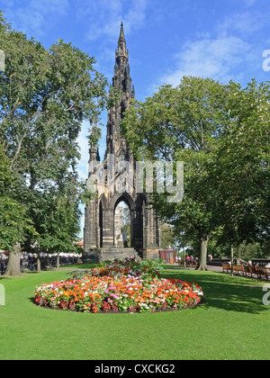 Nella tarda estate del Vista del monumento di Scott nella parte est di Princes Street Gardens Edinburgh con letto di fiori. Foto Stock