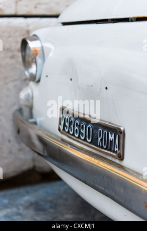 Dettaglio della parte anteriore di una Fiat 500 per le strade di Roma, Roma, Italia, Italia, Europa Foto Stock