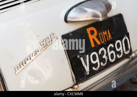 Dettaglio della parte posteriore di una Fiat 500 per le strade di Roma, Roma, Italia, Italia, Europa Foto Stock