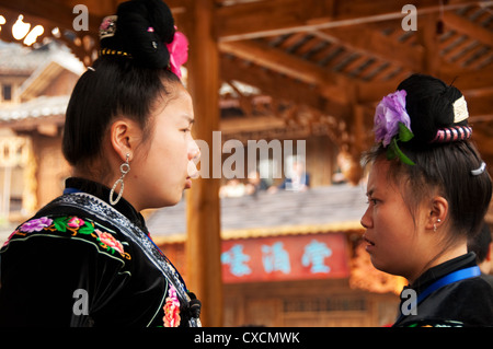 Due miao donne parlare, xijiang village, Cina Foto Stock