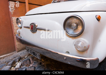 Dettaglio della parte anteriore di una Fiat 500 per le strade di Roma, Roma, Italia, Italia, Europa Foto Stock