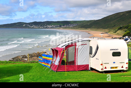 I Caravanners si godono la spettacolare spiaggia di Putsborough e vedute che guardano verso Woolacombe, Devon Nord, Inghilterra, Regno Unito Foto Stock