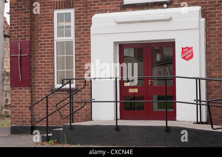 Ingresso all'edificio della chiesa dell'Esercito della salvezza (porte di vetro, gradini, corrimano, simbolo della croce cristiana, logo dello scudo rosso) - Tadcaster Corps, Inghilterra, Regno Unito. Foto Stock