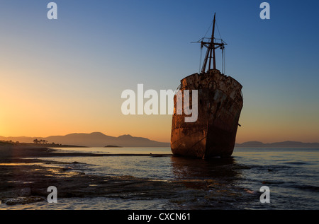 Naufragio sulla Glyfada Beach, vicino alla città di Gytheio, Mani, Laconia, Grecia Foto Stock