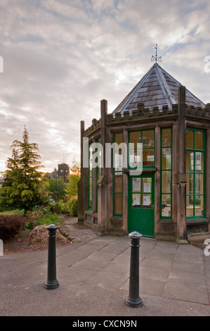 Close-up della casa rotonda (storico C19 gazebo ottagonale) nella bella e tranquilla e paesaggistici village park - Grange Park, il Burley in Wharfedale, Inghilterra. Foto Stock