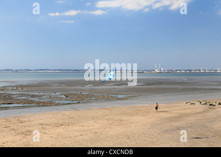 L'uomo aquilone volante Villerville beach Normandia La Côte Fleurie Senna estuario affacciato sul porto industriale di le Havre Foto Stock