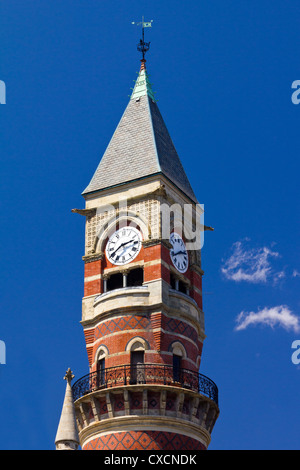 Vecchia Torre dell Orologio isolato sul cielo blu sullo sfondo Foto Stock