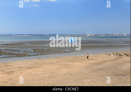 L'uomo aquilone volante Villerville beach Normandia La Côte Fleurie Senna estuario affacciato sul porto industriale di le Havre Foto Stock