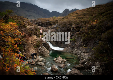 Un lone wild nuotatore si prepara a tuffarsi in acqua a la fata pool, in Glen Glenbrittle Isola di Skye,Scozia Scotland Foto Stock