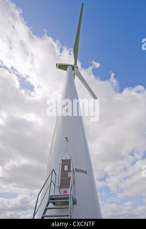 Close-up di bianco gigantesca torre a turbina eolica & rotori contro il cielo blu e nuvole - Knabs Ridge onshore wind farm vicino a Harrogate, North Yorkshire, Inghilterra Foto Stock