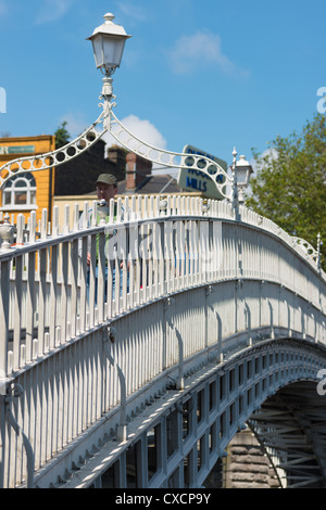 Ha'penny ponte sopra il fiume Liffey, Dublino Repubblica di Irlanda. Foto Stock