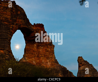 Pedra Furada, Parque Nacional da Serra da Capivara, ( Capivara Mountains National Park ) Piaui membro, nel Nordest del Brasile. Foto Stock