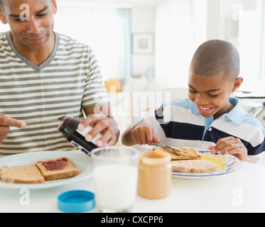 Padre e figlio di mangiare insieme per la prima colazione Foto Stock