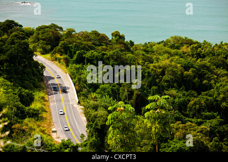 Via Rio-Santos BR-101 vicino a Paraty Stato di Rio de Janeiro in Brasile l'autostrada confini litorale che costeggia il mare e la foresta atlantica Foto Stock