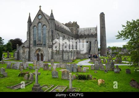 San Cainnech Cathedral, St Canice la Cattedrale con una torre rotonda, Kilkenny, nella Contea di Kilkenny, Irlanda, Europa Foto Stock