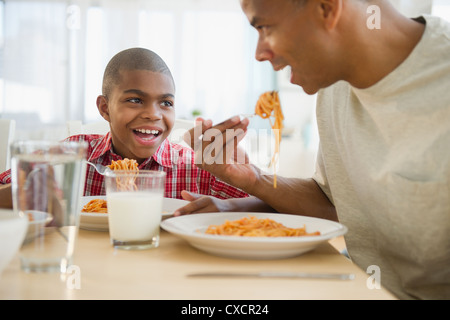 Padre e figlio di mangiare la cena Foto Stock