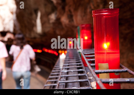 I visitatori possono passeggiare attraverso un tunnel parzialmente illuminata dal sole e candele. Foto Stock
