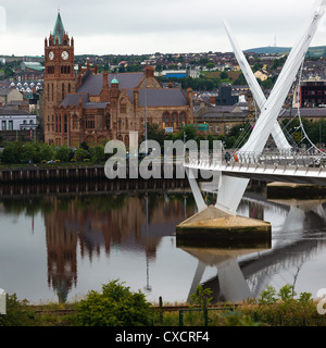 Il ponte di pace al di là del Fiume Foyle con Guild Hall, Derry, Irlanda del Nord. Foto Stock