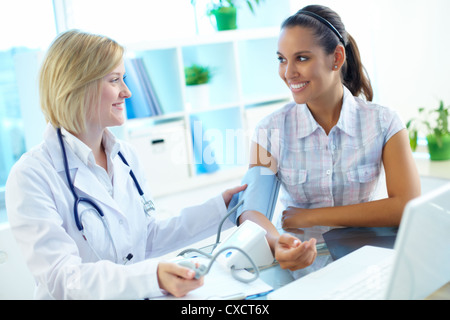 Immagine del medico di misurare la pressione del paziente su tonometro Foto Stock