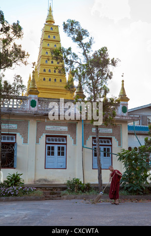 Myanmar Birmania. Giovane Monaco spazzare a Thein Taung Paya monastero, Kalaw, Stato di Shan. Foto Stock