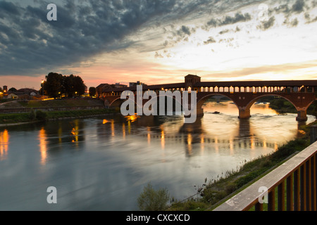 Il tramonto del vecchio ponte (Pavia - Italia) Foto Stock