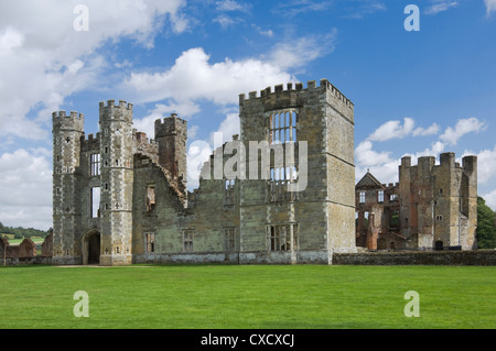 Cowdray Castello, risalente al XVI secolo, Midhurst, West Sussex, in Inghilterra, Regno Unito, Europa Foto Stock