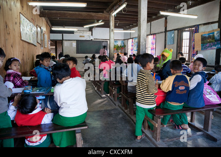 Myanmar Birmania, Kalaw. Scuola elementare e in classe i bambini birmani. Foto Stock