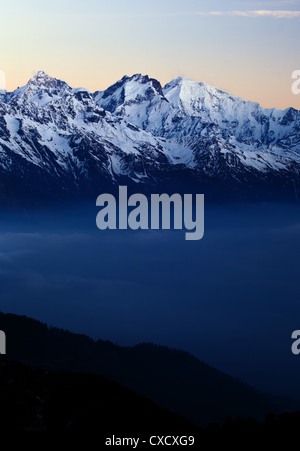 Splendida vista delle bellissime montagne innevate dell'himalaya all'alba, Nepal Foto Stock