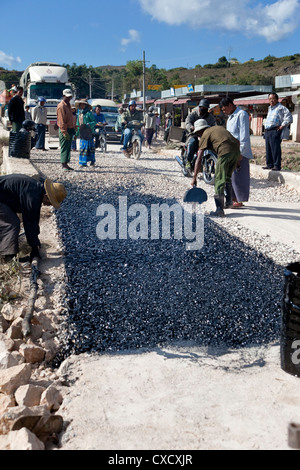 Myanmar Birmania, vicino a Kalaw. Road-Building birmano equipaggio al lavoro. Foto Stock