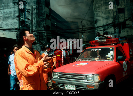 Bangkok, coordinato di estinzione di incendi di lavoro su un grande incendio Foto Stock